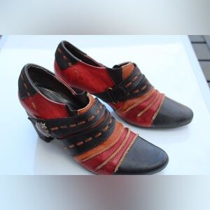 L'Artiste by Spring Step Wondrous ankle booties